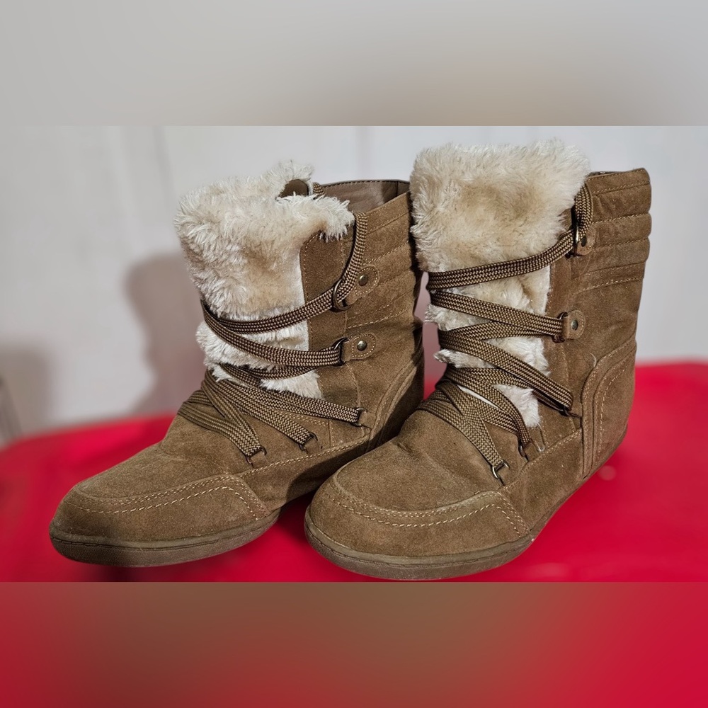 Women’s 9.5 ByGuess Brown and White Lace up Boots